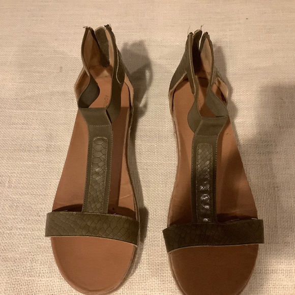 Womans Size 11 Adrienne Vittadini Sport Sandal Olive - Picture 1 of 4